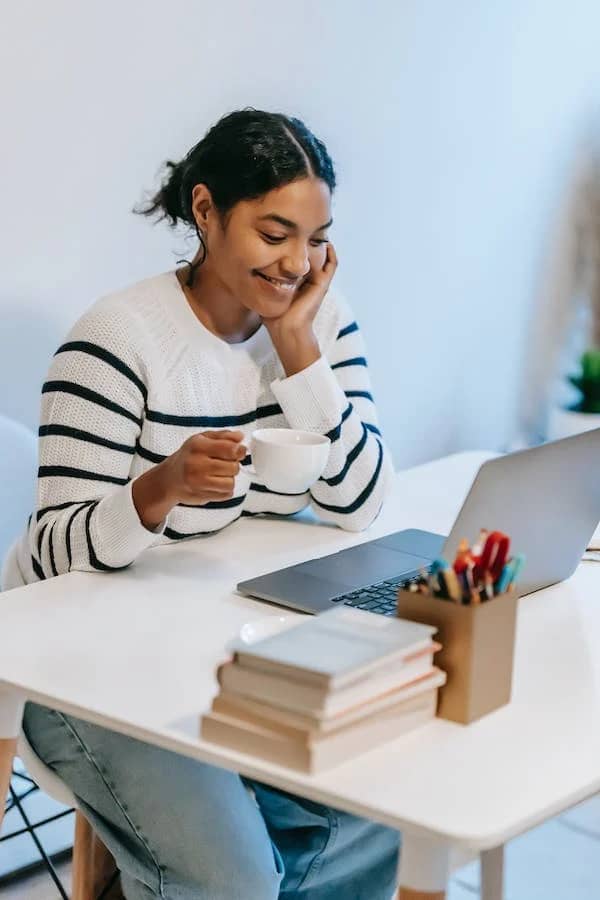 Frau vor Laptop