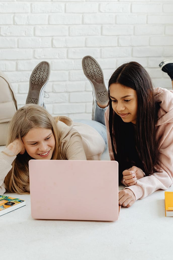 Zwei Schülerinnen vor einem Laptop