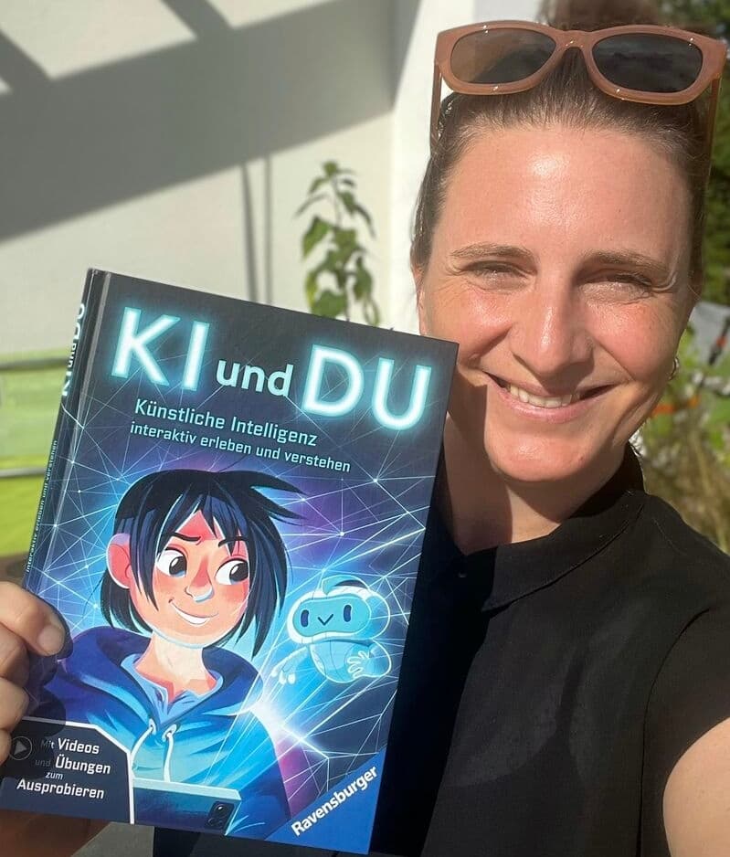 Frau mit Sonnenbrille und Buch, darauf Text "KI und du"