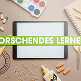 Schreibtisch mit Schere, Papier, Klammern,...