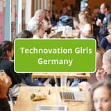 Menschen an einem langen Tisch, Text Technocation Girls Germany