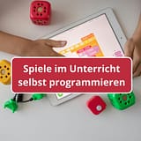 Kinderhand an einem Tablet mit Blöcken, die es programmiert