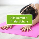 Frau auf einer pinken Yogamatte in einer liegenden Position, Text Achtsamkeit in der Schule