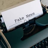 Fake News eingespannt in einer alten Schreibmaschine