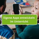 Mädchen mit Smartphone in der Hand, Text eigene Apps entwickeln im Unterricht