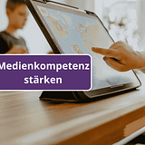 Zwei Kinder am Laptop mit einer App, Text Medienkompetenz stärken