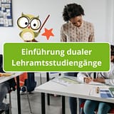 Lehrerin in einer Klasse mit SchülerInnen