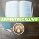 Buch und Kaffe mit Hand
