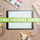 Schreibtisch mit Schere, Papier, Klammern,...