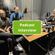 3 Menschen an einem Tisch zur Podcast -Aufnahme