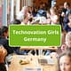 Menschen an einem langen Tisch, Text Technocation Girls Germany
