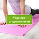 Frau auf einer Yoga Matte im Heraufschauenden Hund