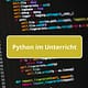 Python Code auf einem schwarzen Bildschirm, davor Schrift "Python im Unterricht"