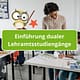 Lehrerin in einer Klasse mit SchülerInnen
