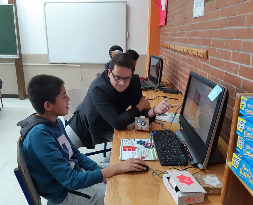 Lehrer und Schüler programmieren einen Calliope im Unterricht