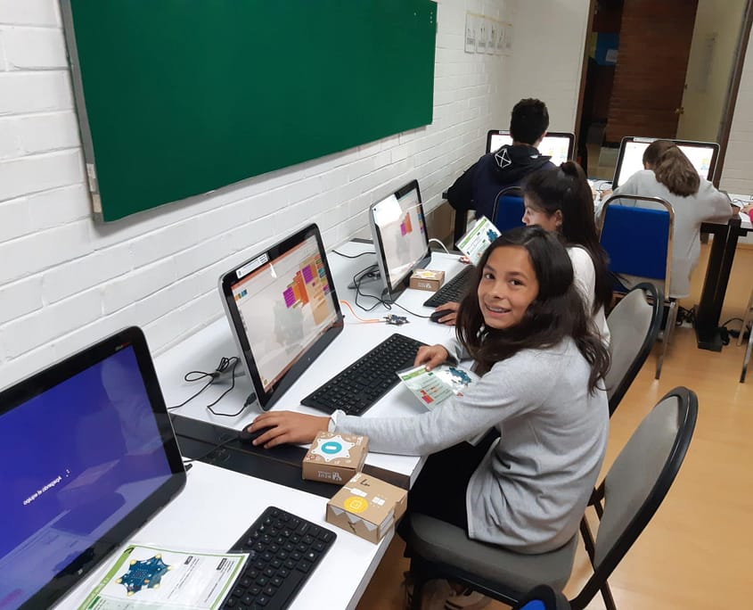 Kind programmiert einen Calliope im Unterricht