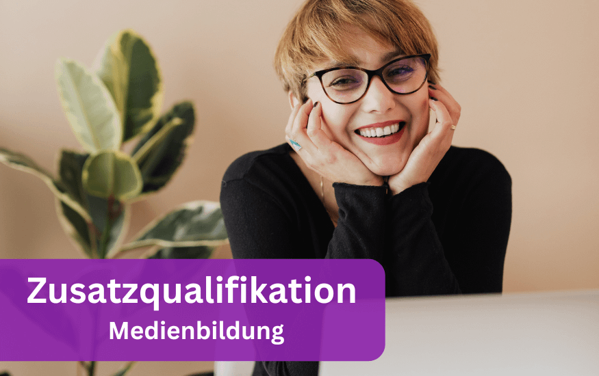 ZQ Medienbildung Frau mit Laptop hände aufgestützt