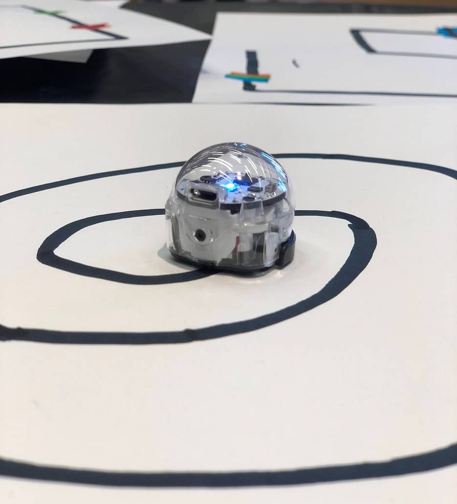 Ozobot von Nahmen auf einer Linie