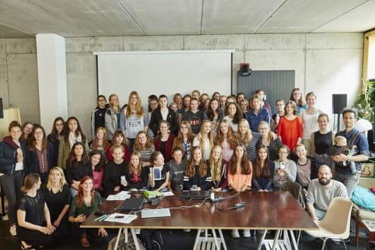 Gruppenbild mit Tisch