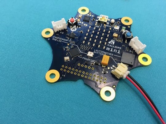 Calliope Mini auf blauem Hintergrund