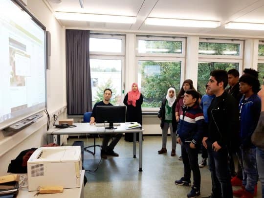 Internationale SchülerInnen vor Leinwand