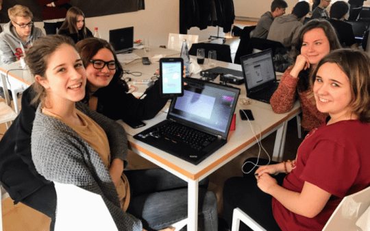 Mädchen am Tisch mit Laptops