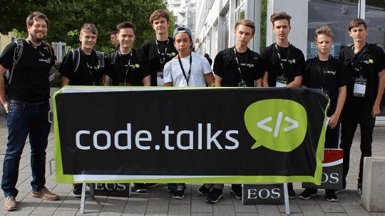 Jungs hinter Code.Talks Schild