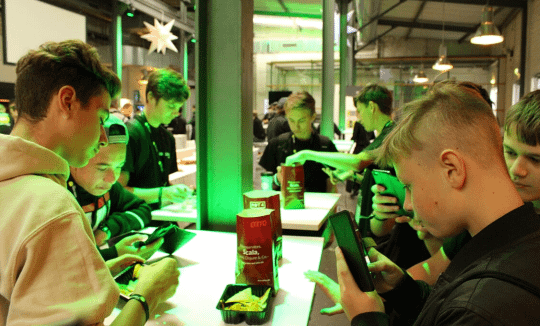 Jungs am Tisch mit Smartphones