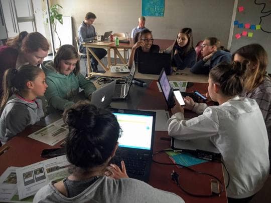 Mädchen am Tisch mit Laptops