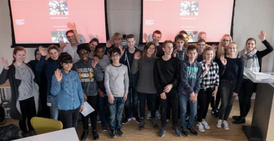 Gruppenbild mit winkenden Kindern