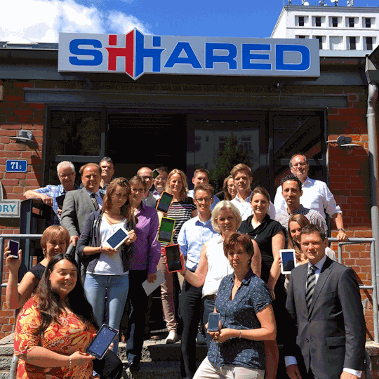 Gif mit winkenden Menschen mit Smartphones