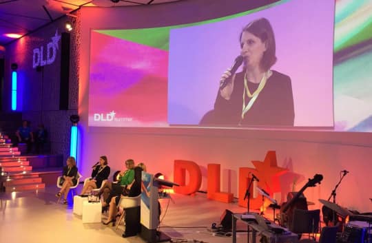 Bühne mit Menschen und großem Bildschirm