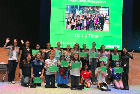 Gruppenbild mit winken