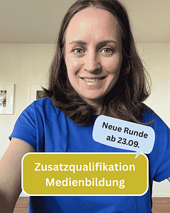 Frau lächelt in die Kamera, Text Zusatzqualifikation Medienbildung